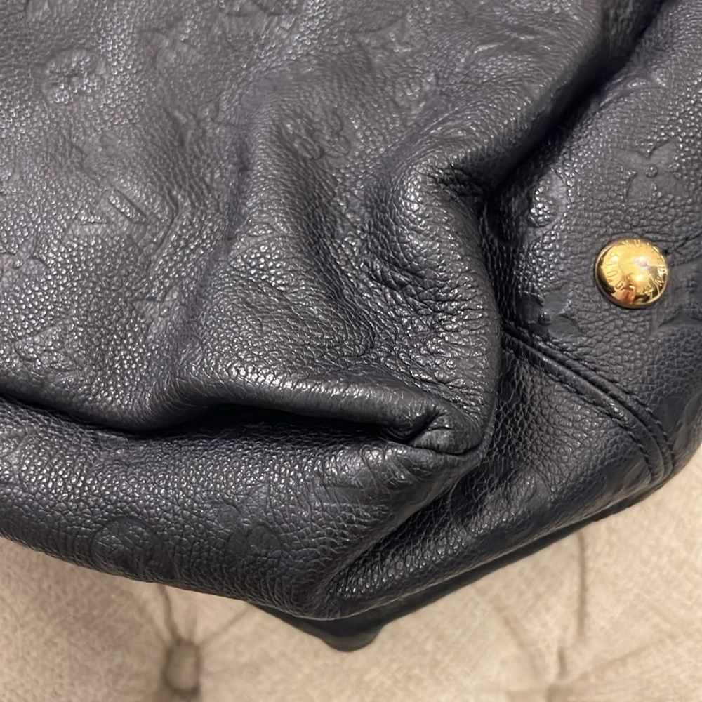 Louis Vuitton Leather Artsy MM Handbag in Navy - Picture 5 of 16